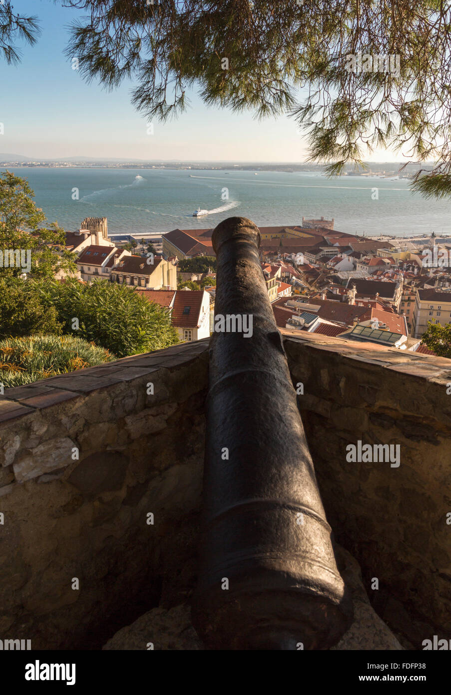 Lissabon, Portugal.  Kanone auf Schloss von Saint George in Richtung Boote über den Tejo-Fluss. Stockfoto