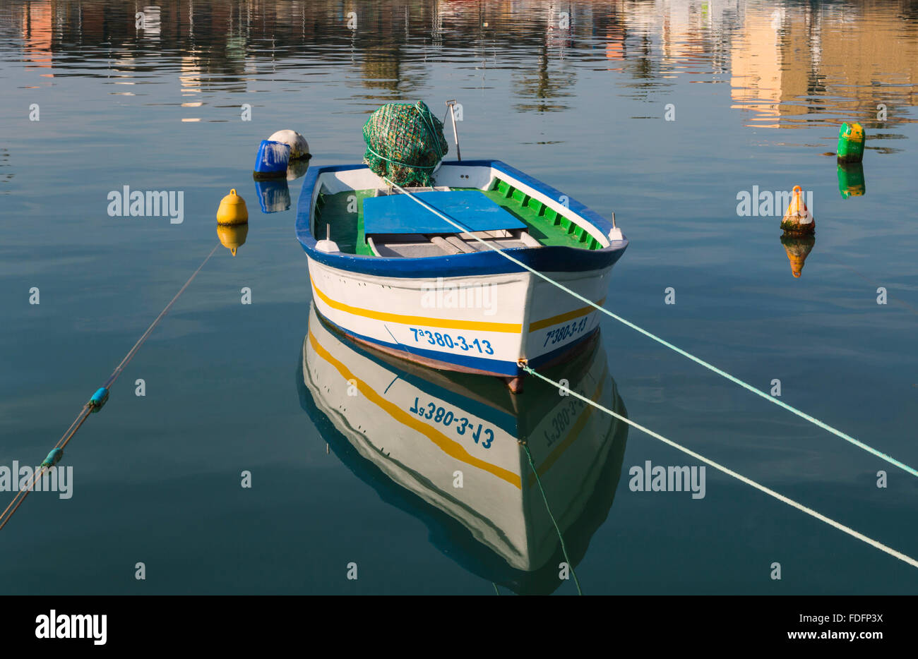 Fuengirola, Costa Del Sol, Provinz Malaga, Andalusien, Südspanien.  Boot in den Hafen. Stockfoto