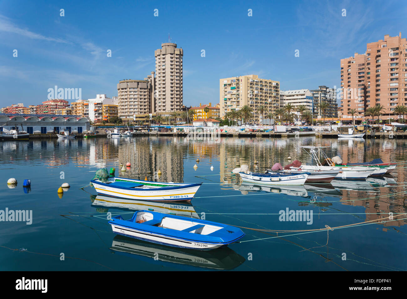 Fuengirola, Costa Del Sol, Provinz Malaga, Andalusien, Südspanien. Boote in den Hafen. Stockfoto