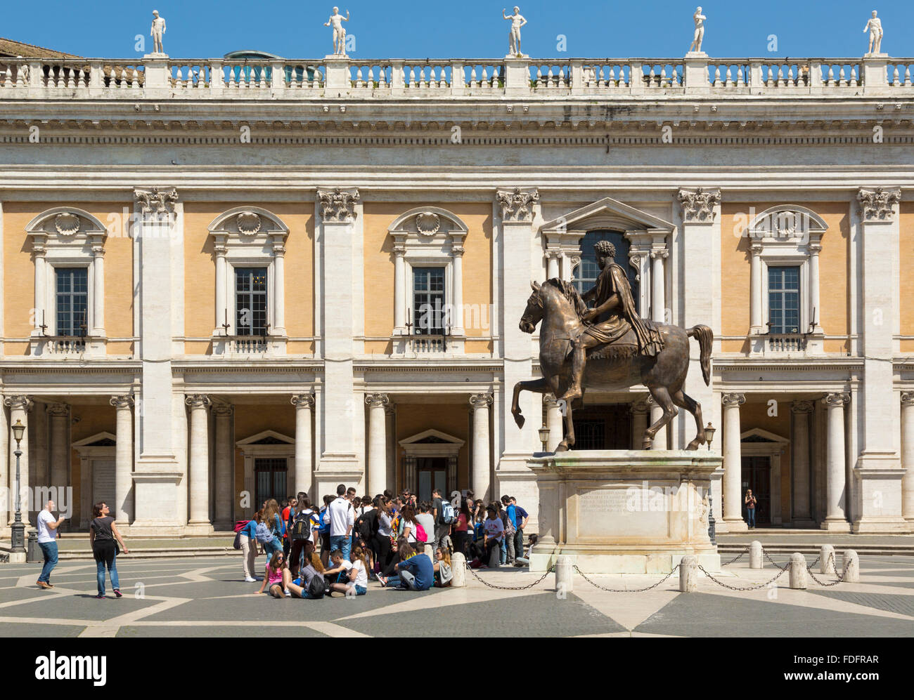 Rom, Italien.  Piazza del Campidoglio, mit Kopie der Reiterstatue des Marcus Aurelius. Stockfoto