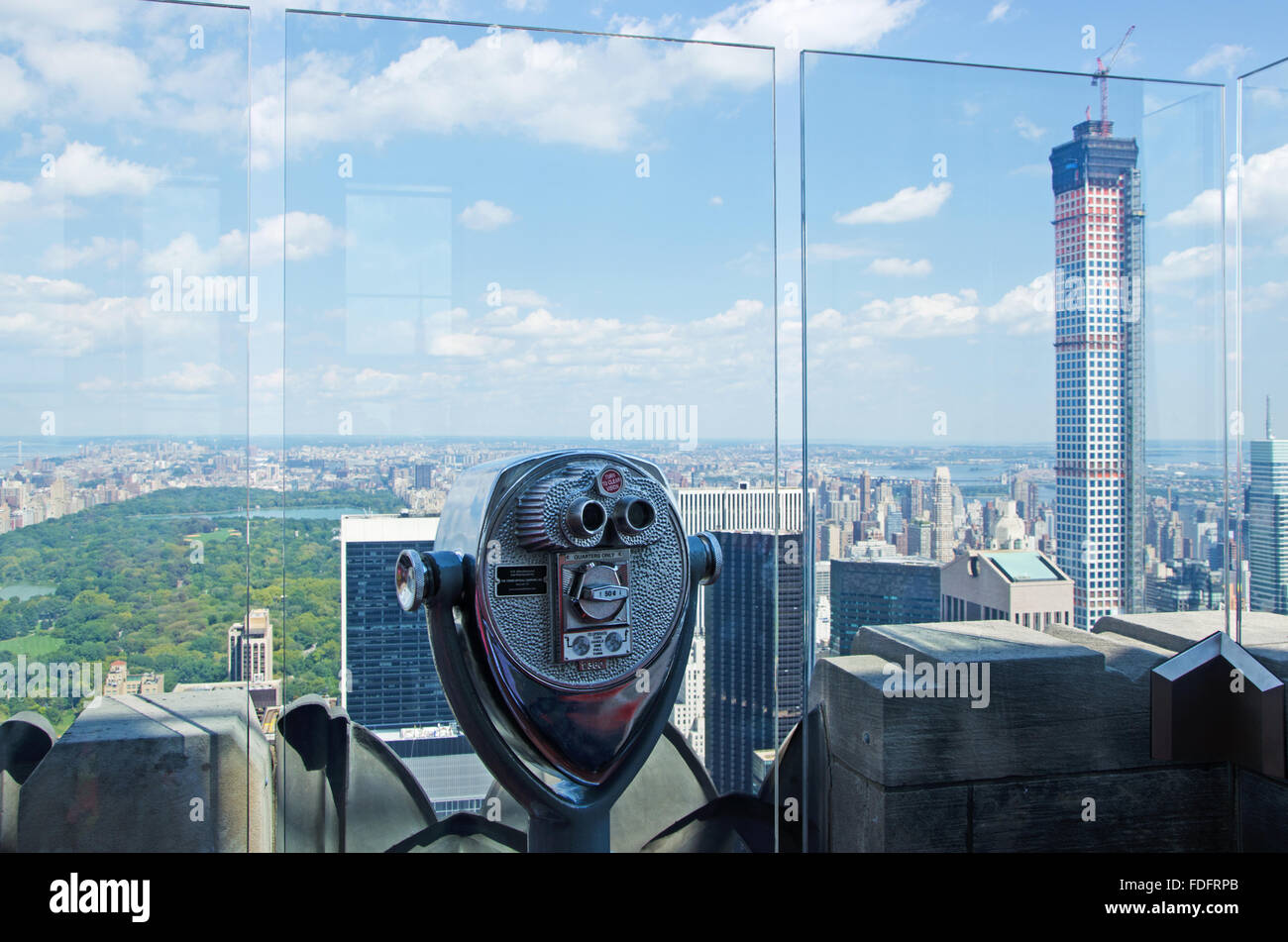 New York, Vereinigte Staaten von Amerika: Blick auf die Skyline von Manhattan, der Central Park und der Spitze des Felsens Fernglas Stockfoto