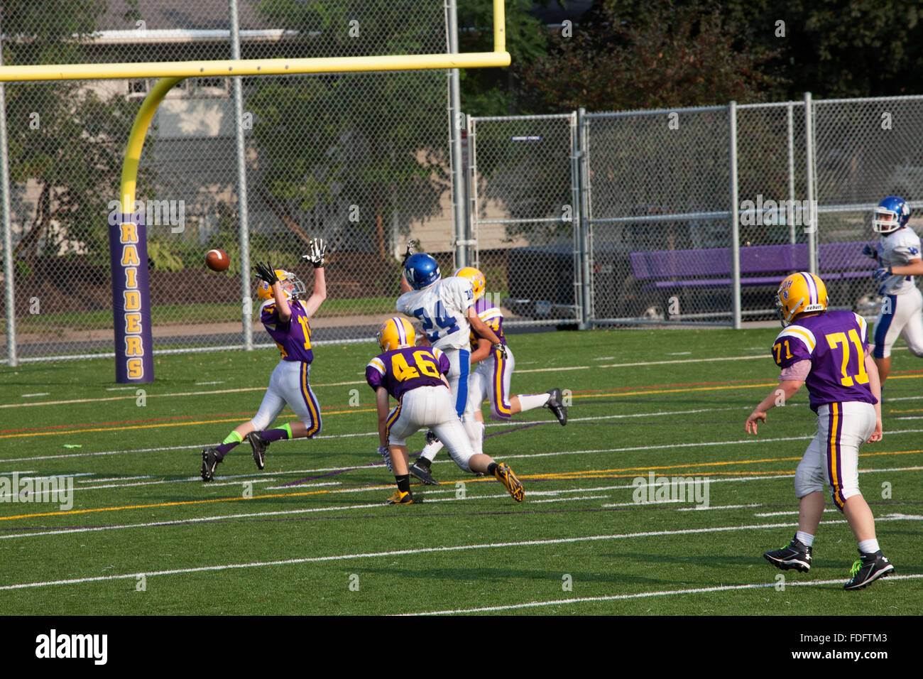 Junior Varsity Football-Spiel mit jungen 16 Jahren sprang für verpasste Ball. Woodbury VS Cretin-Derham Hall. St Paul Minnesota MN USA Stockfoto