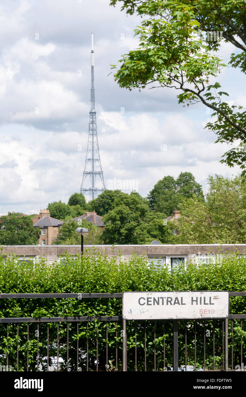 Ein Zeichen für zentralen Hügel in Crystal Palace, Lambeth mit dem TV-Sender Antenne im Hintergrund. Stockfoto