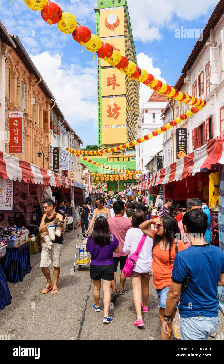 Chinesisches Neujahr 2016 Straße Dekorationen in Chinatown Straßenmarkt, Chinatown, Singapur Stockfoto