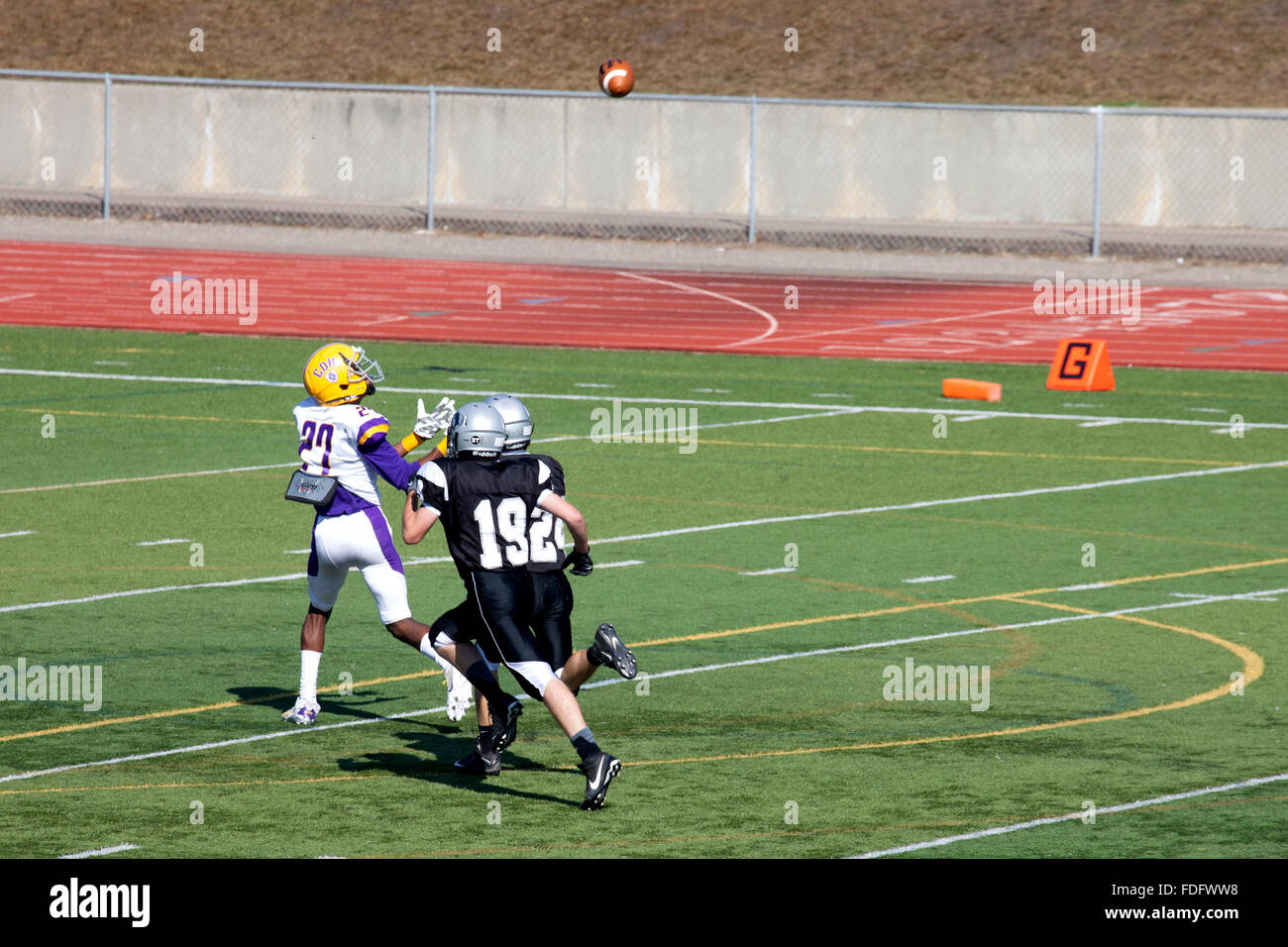 Junior Varsity Football-Spieler Alter von 16 Jahren im Prozess der Ball über die Schulter während Spiel fängt. St Paul Minnesota MN USA Stockfoto