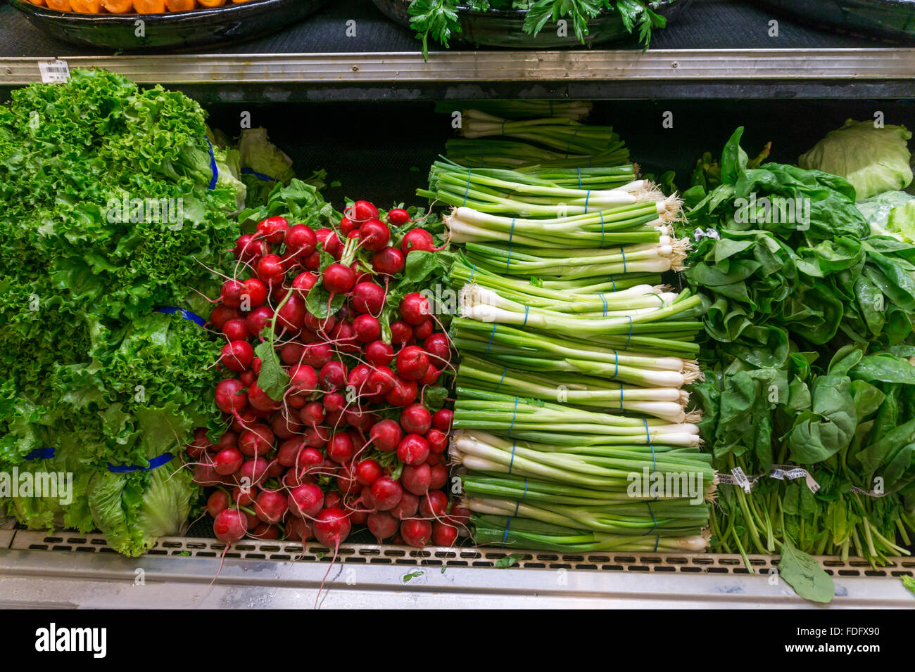 Frischer Salat Gemüse zum Verkauf in einem Supermarkt Stockfoto
