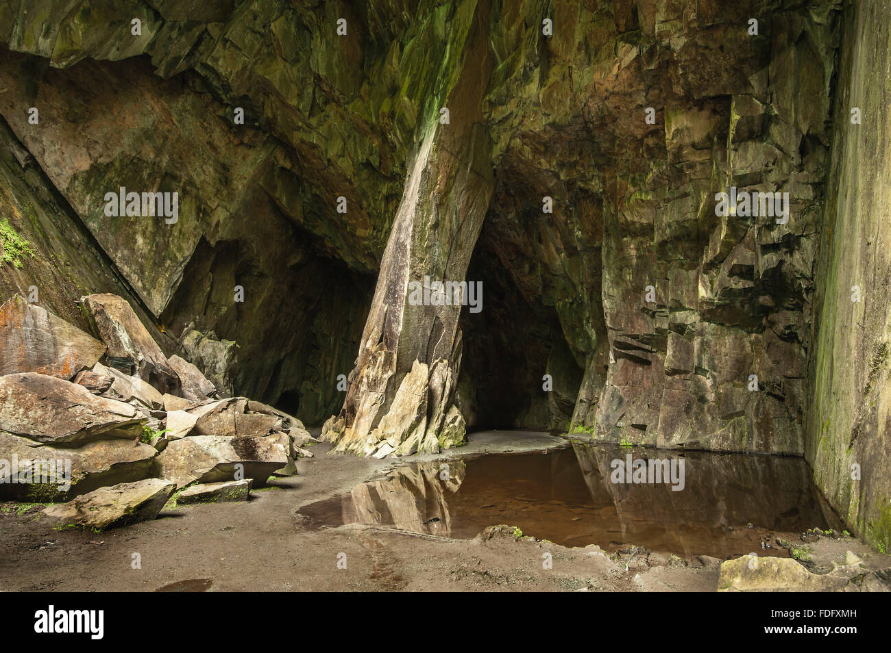Cathedral Quarry - Höhle im Schiefersteinbruch Stockfoto