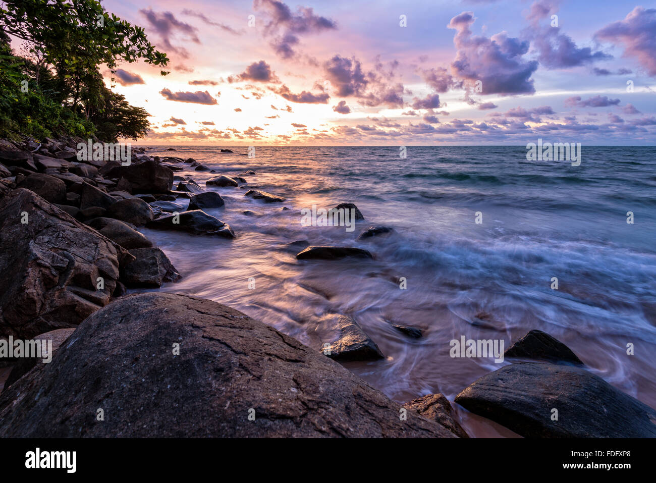 Wunderschöne Landschaft des Himmels und der Wolken über dem Meer während des Sonnenuntergangs am Khao Lak Strand in Khao Lak-Lam Ru National Park, Takuapa Stockfoto