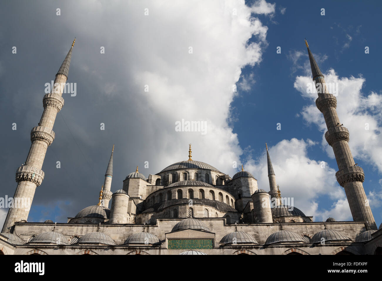 Die blaue Moschee mit dunklen bedrohlichen Himmel, Istanbul, Türkei Stockfoto