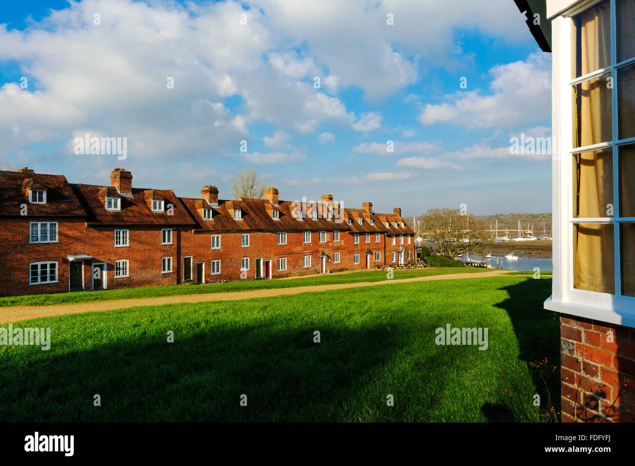 Schilde hart, Beaulieu, Hampshire, UK, Europa. Georgische Reihenhäuser von Schiffsbauer aus dem 18. Jahrhundert verwendet. Stockfoto