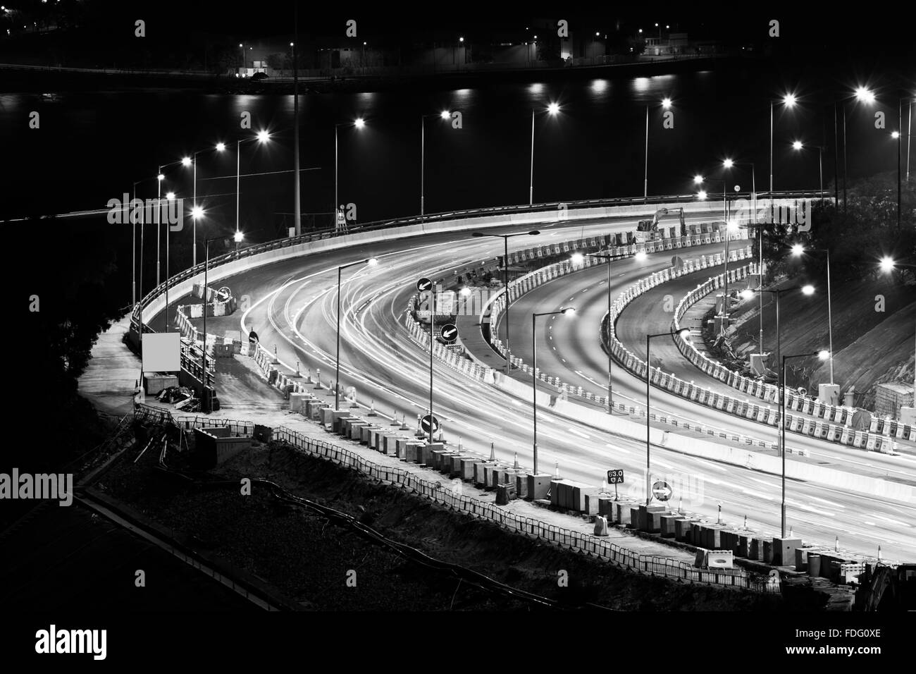 Autobahn-Verkehr in der Nacht in Hong Kong Stockfoto