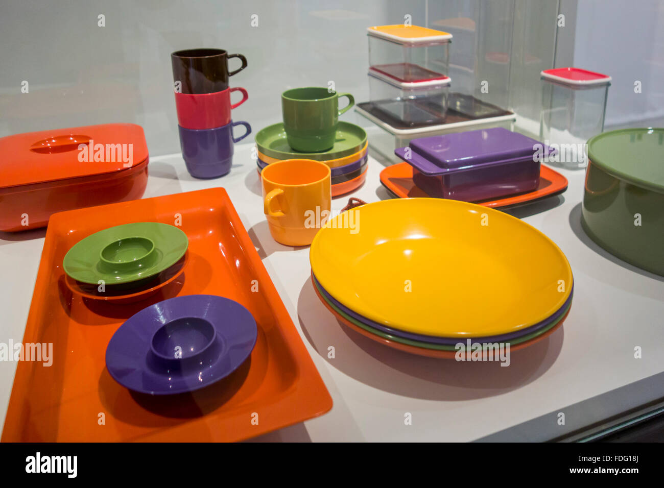 Mepal Kunststoff camping Geschirr und Aufbewahrungsboxen im Design Museum Gent in der Stadt Gent, Ost-Flandern, Belgien Stockfoto