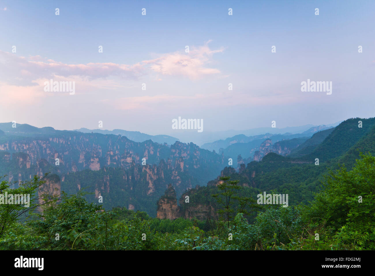 Berg-Sonnenuntergang in Zhangjiajie, China. Stockfoto