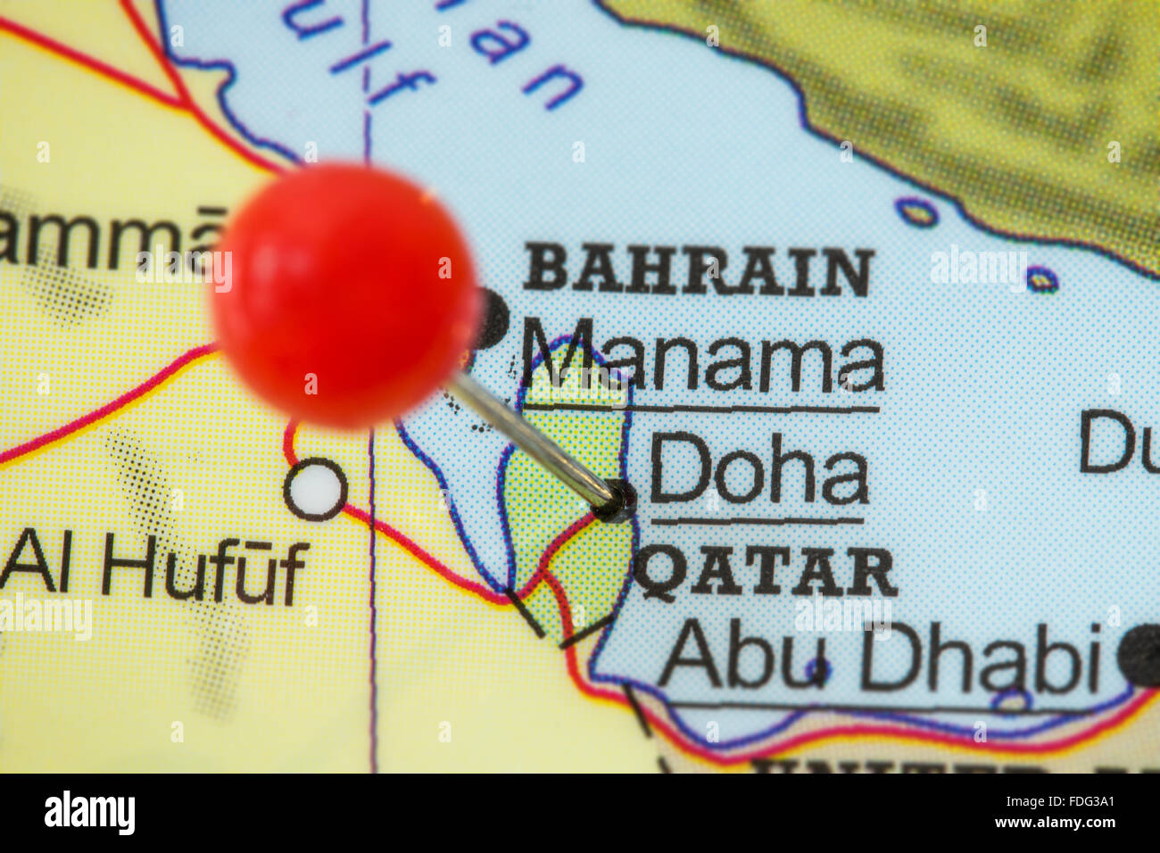 Nahaufnahme der einen roten Pin in einer Karte von Doha, Katar ...