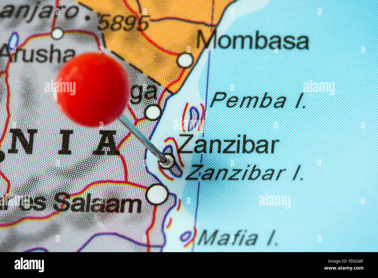 Nahaufnahme der einen roten Pin in einer Karte von Sansibar, Tansania. Stockfoto