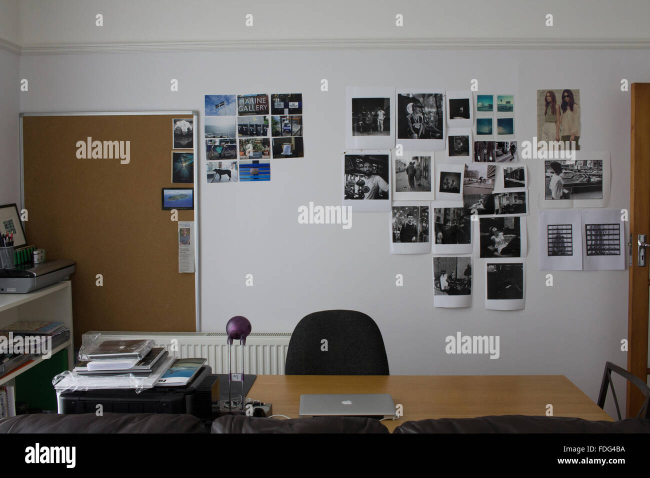 Druckt eine Fotografen-Büro mit der Arbeit an der Wand Stockfoto