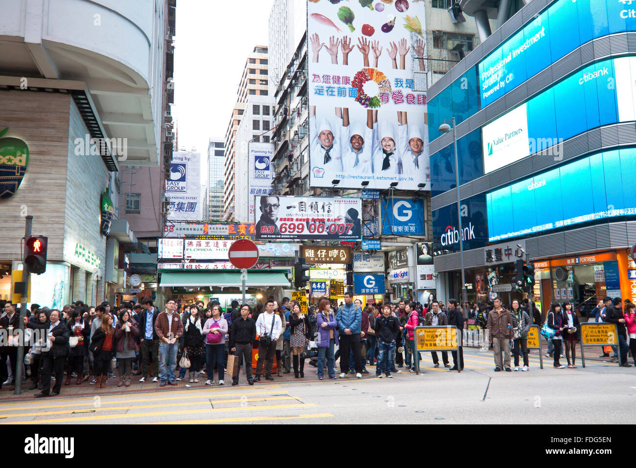 HONG KONG - ist 10 MAR es einer viel befahrenen Straße mit vielen Menschen beim Überqueren der Straße in Mongkok, Hong Kong am 10. März 2012. Stockfoto