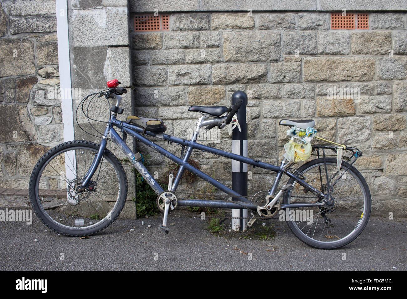 Ein Tandem-Fahrrad mit einem dritten Platz auf der Querlatte Stockfoto