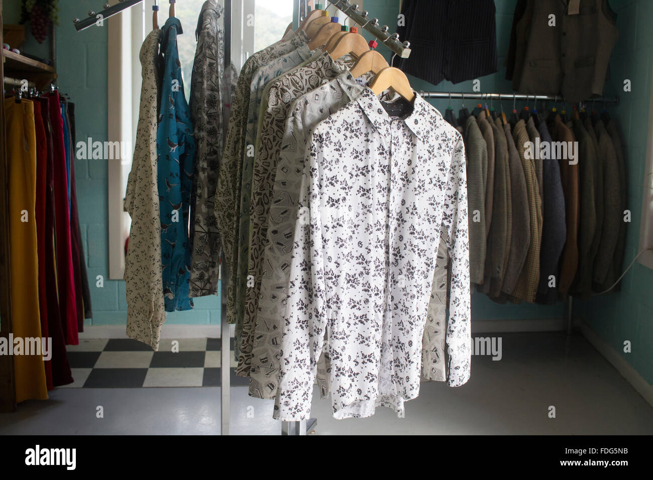 Handgemachte bedruckte Hemden im Sidekick Boutique, Penryn angezeigten Bildschirm Stockfoto