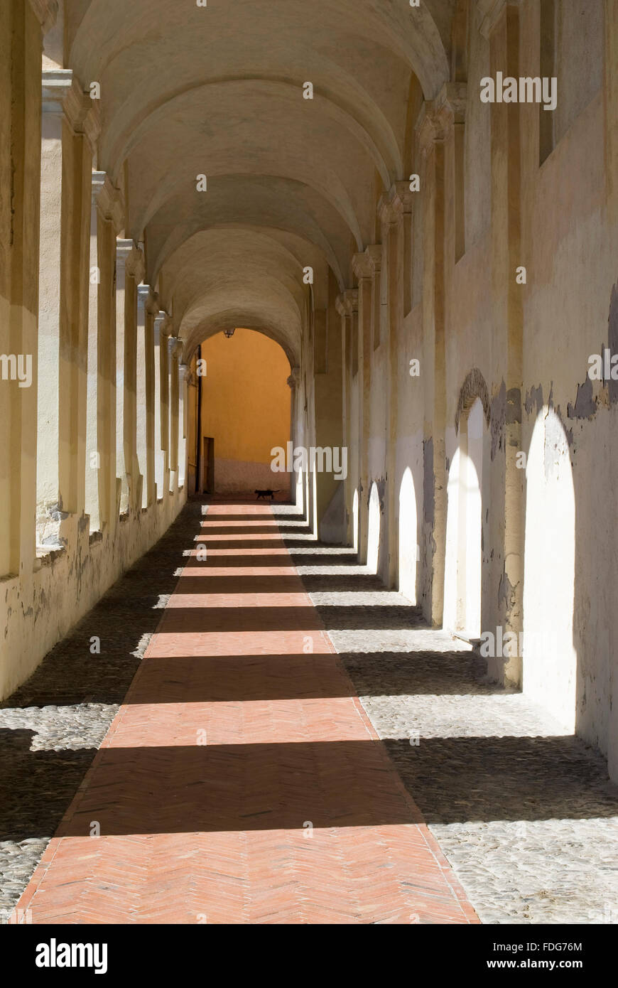 Torbogen in der alten Stadt Imperia, Italien Stockfoto