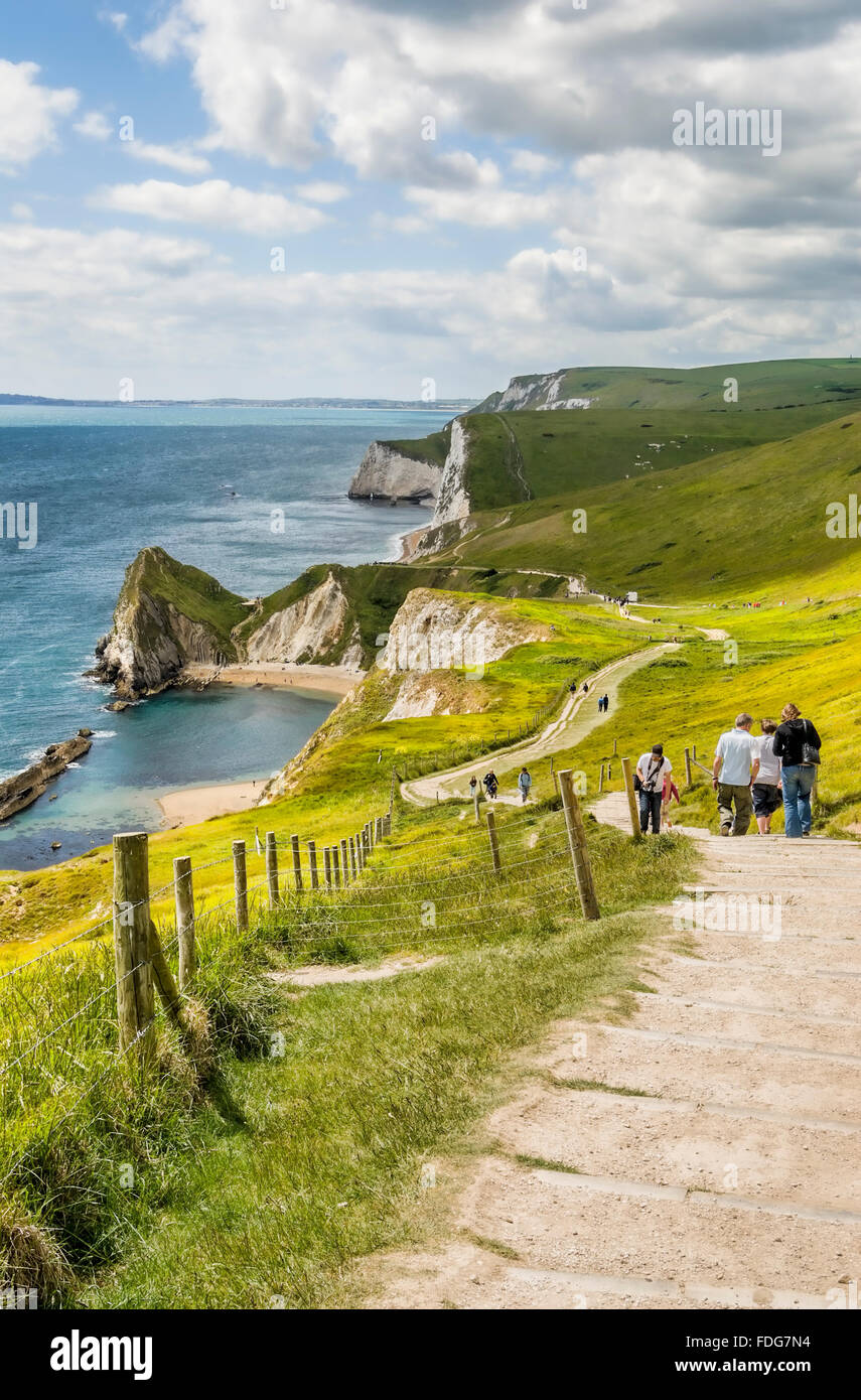 Wanderer auf den Spaziergang entlang der Küste, die "Durdle Door" in der Nähe von Lulworth, Dorset, Südengland, Großbritannien Stockfoto