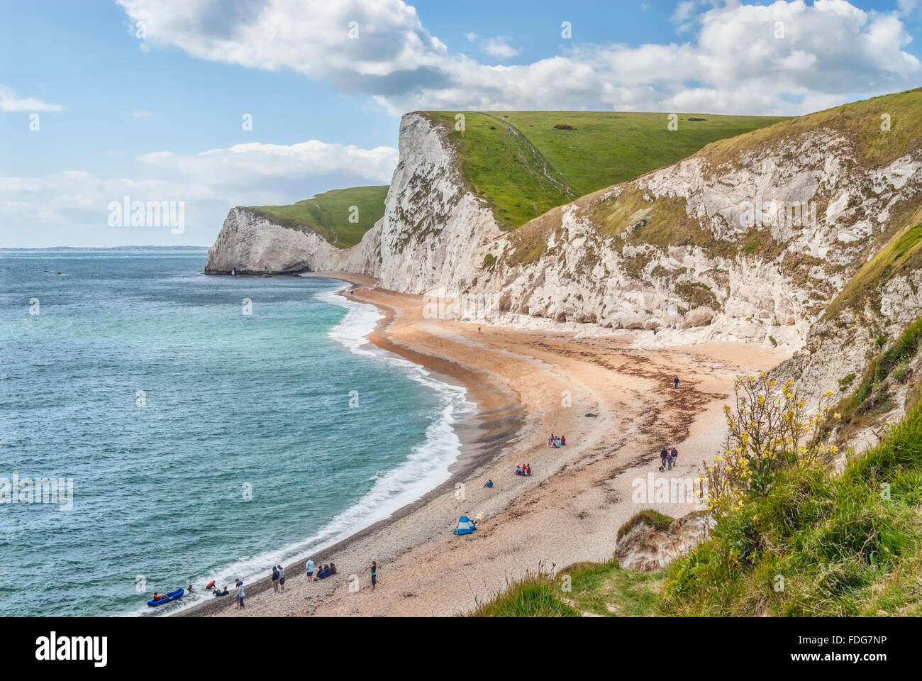 Der Strand am "Durdle Door" Cliff Formation in der Nähe von Lulworth, Dorset, Südengland. Stockfoto