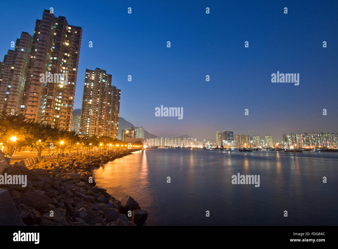 Hong Kong Innenstadt entlang der Küste in der Nacht Stockfoto