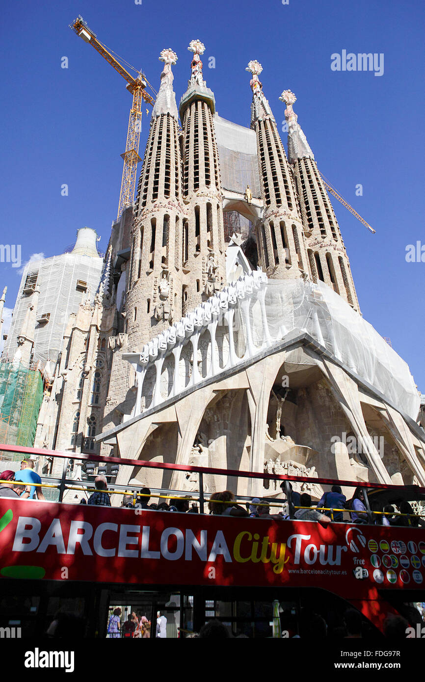 Unglaublich detaillierte Mauerwerk, Touristen Schlange und Reisebusse machen der Gegend rund um De Sagrada Familia ein reges Treiben. Stockfoto