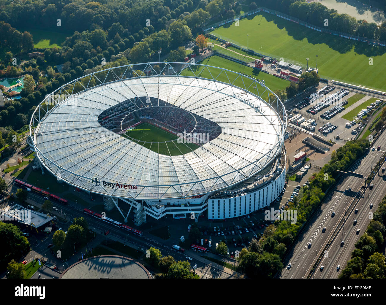 Luftaufnahme, Bayer 04 Leverkusen, BayArena, das Stadion des Fußballvereins Bayer 04 Leverkusen, Blick auf den Tribünen-moment Stockfoto