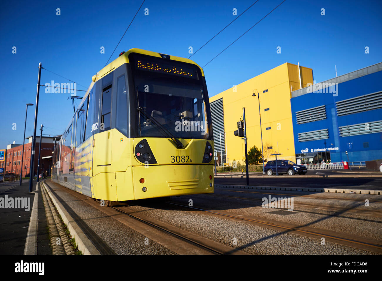 IKEA Lyne Store mit der Metrolink-Straßenbahn vorbei Straßenbahn Metrolink Licht Schiene schnelle Pendler Transportart Einheiten Stockfoto