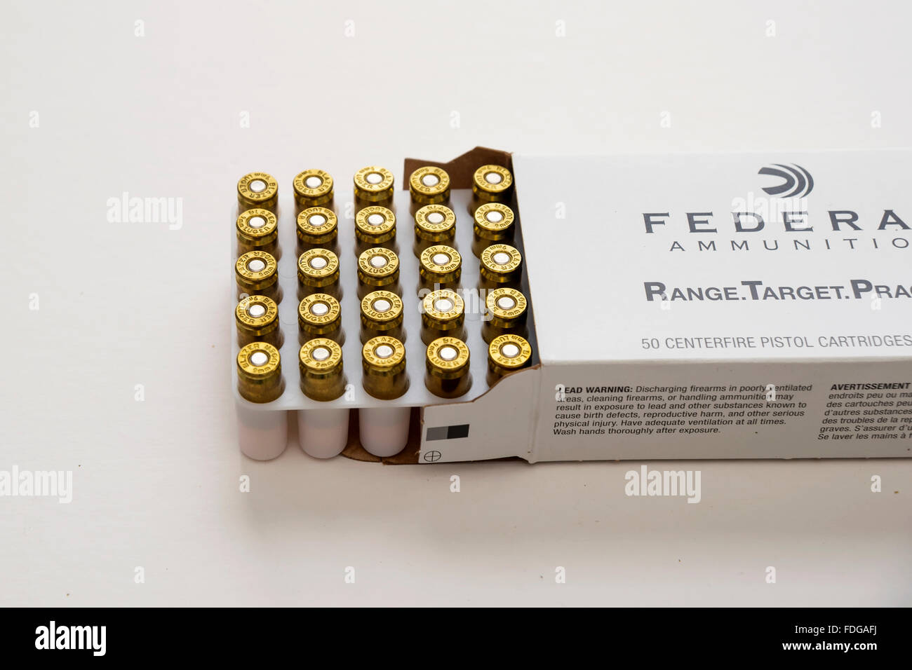 Box mit Kugeln Kaliber 9mm für Pistole Stockfoto