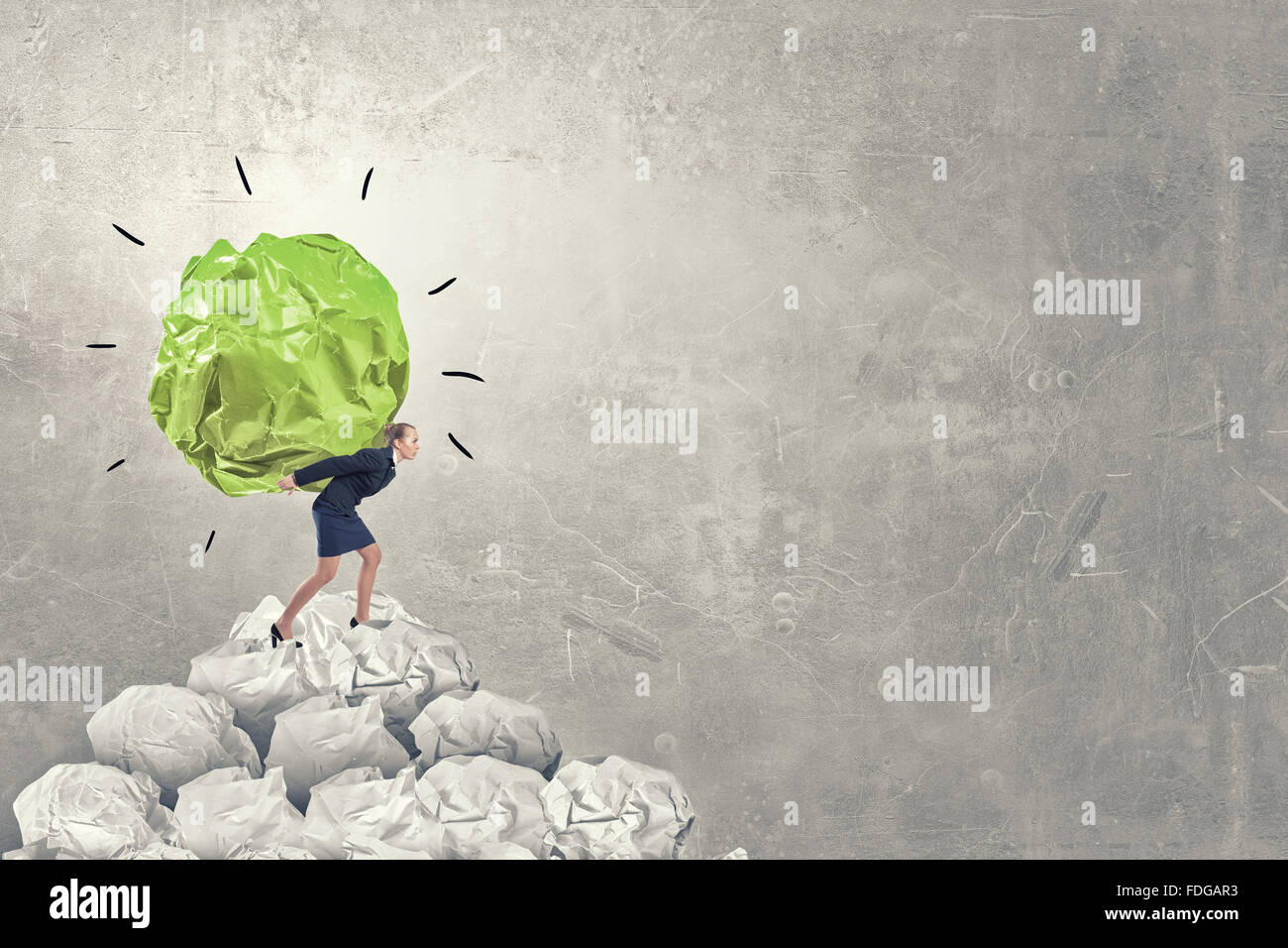 Frau, die mit Mühe großer zerknitterten Ball aus Papier als Zeichen der Kreativität Stockfoto