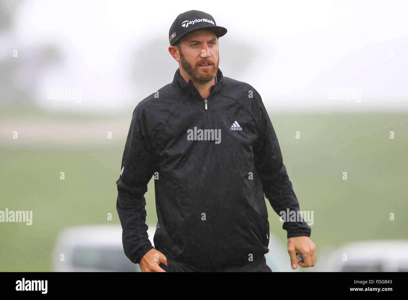 San Diego, CA, USA. 31. Januar 2016.   | Dustin Johnson geht weg vom Kurs während einer regen Verzögerung in der letzten Runde der Farmers Insurance Open im Torrey Pines. Bildnachweis: K.c. Alfred/U-T San Diego/ZUMA Draht/Alamy Live-Nachrichten Stockfoto