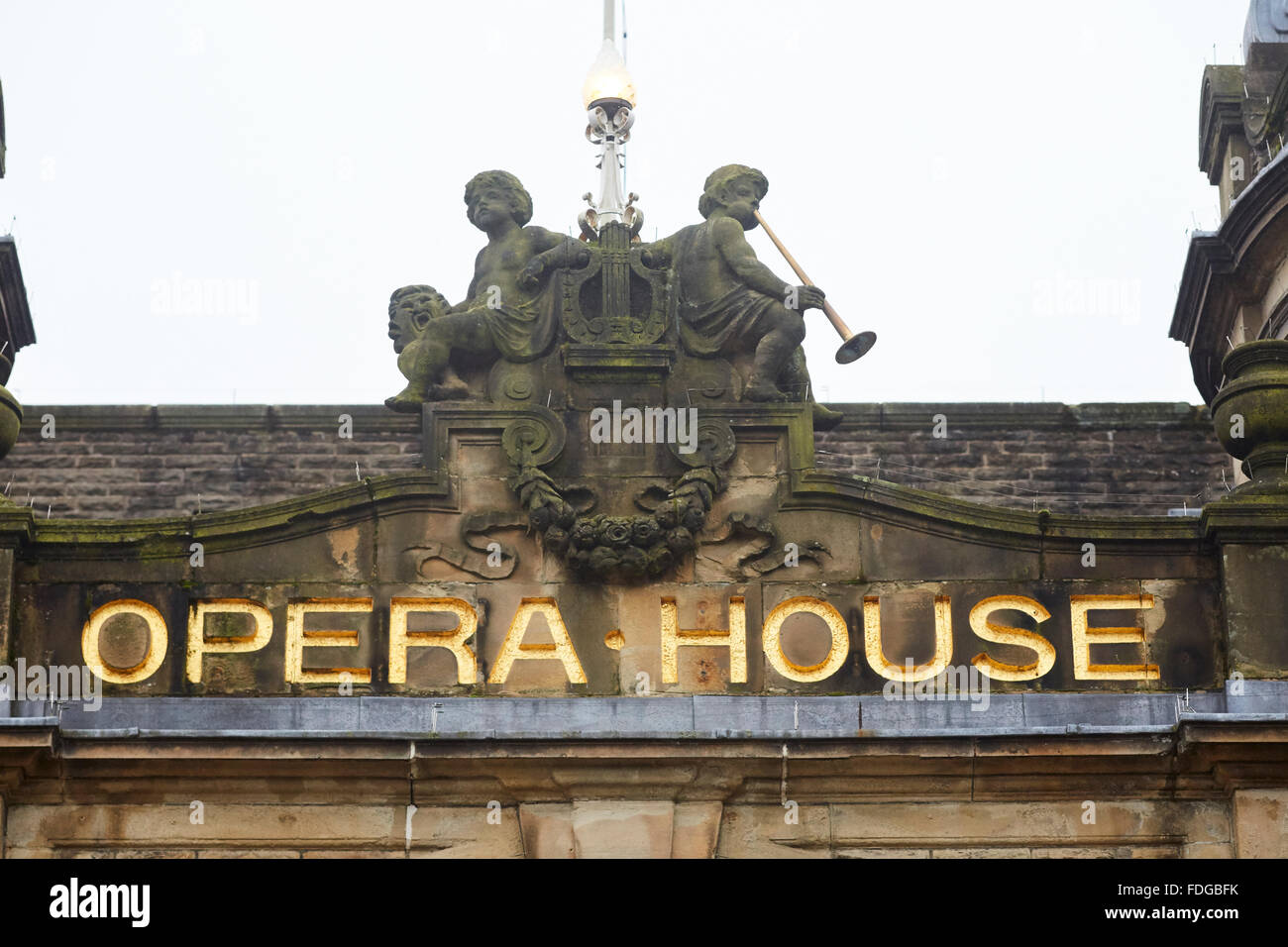 Buxton Opera House Signage auf Gebäude geschnitzten goldenen Lettern Putten Wahrzeichen Geschichte historisch wichtige erhebliche UK Grea Stockfoto