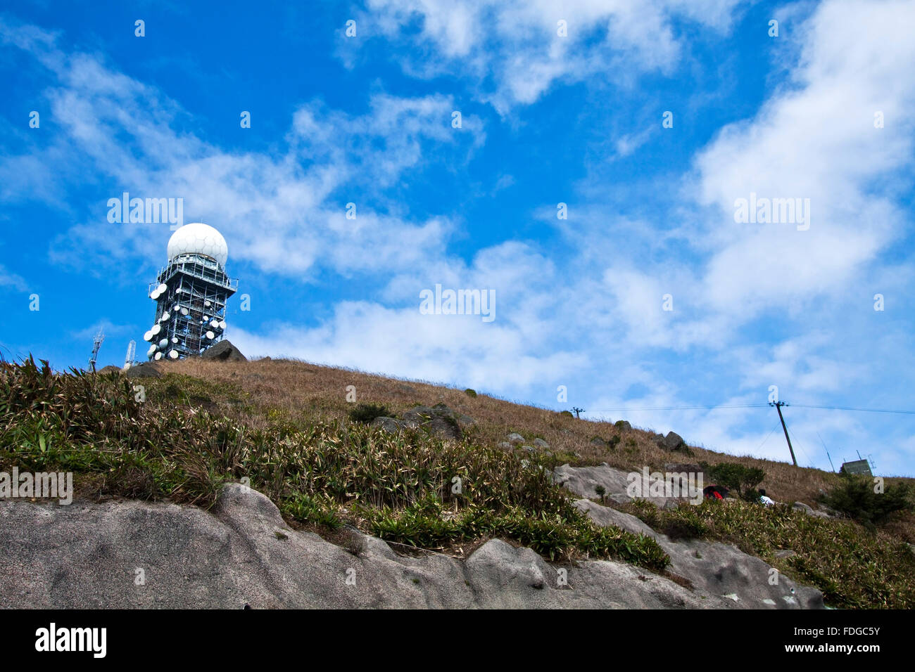 Wetterstation an Spitze von Hong Kong, Tai Mo Shan. Stockfoto