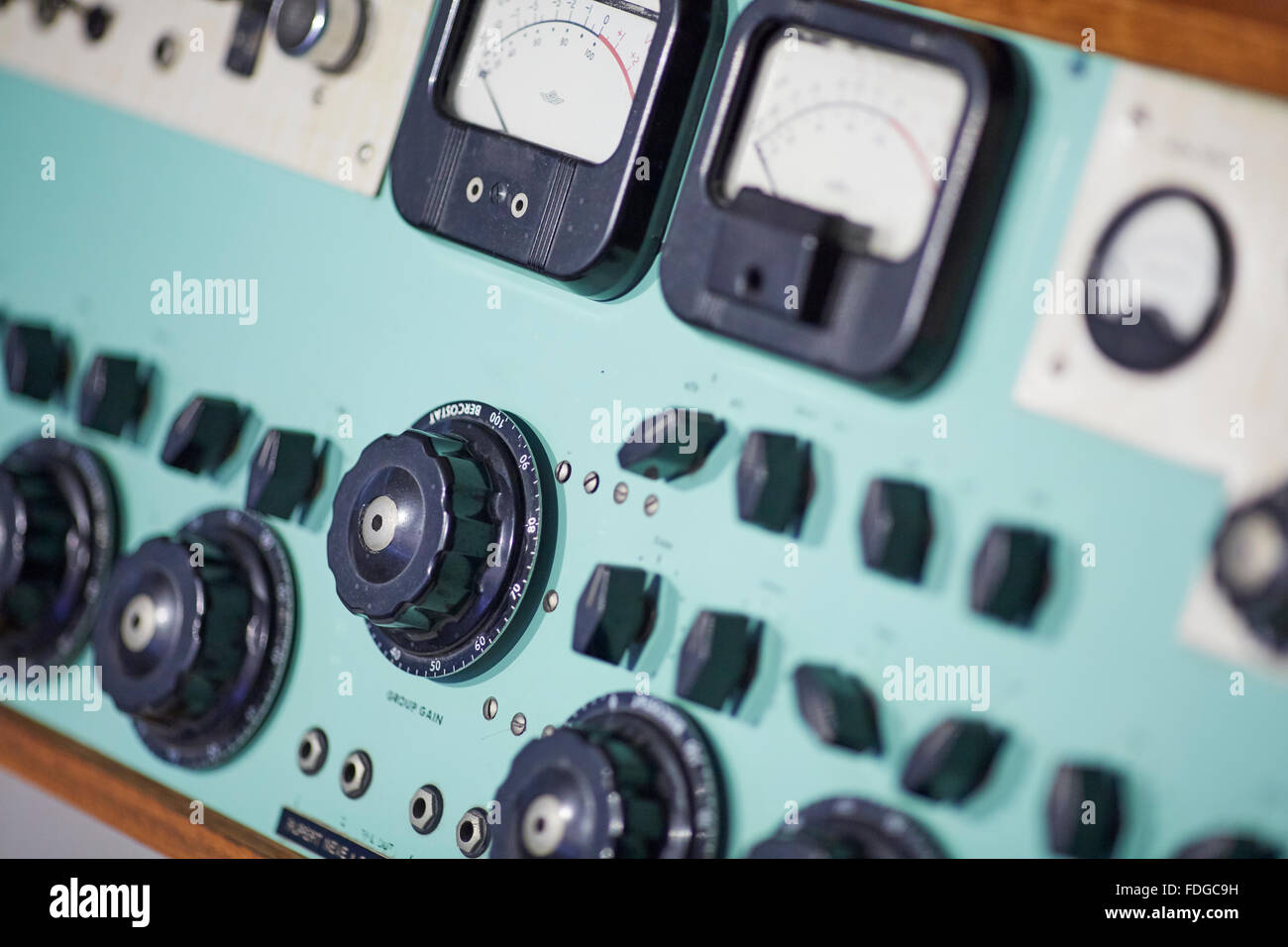 Studenten besuchen AMS Technology Park in Burnley setzen eine Timeline-Ausstellung mit der Firmengeschichte von den frühen Tagen w Stockfoto
