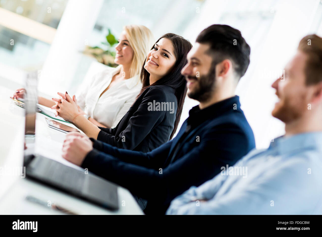 Junge Leute im Büro Stockfoto