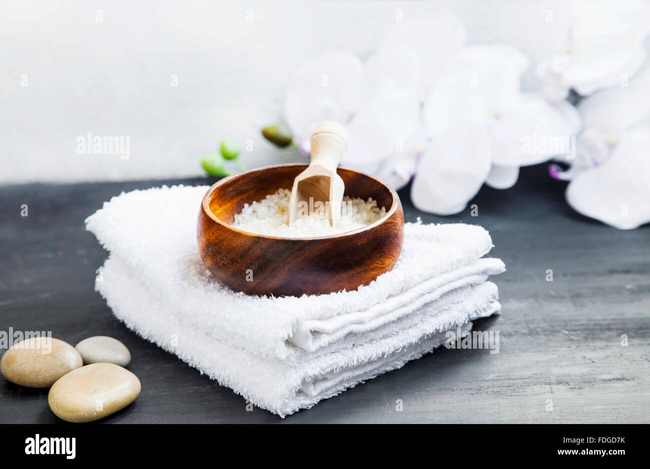 Wellness Stillleben Einstellung mit Spa Steinen, Salz und weißen Handtücher im Bad Stockfoto