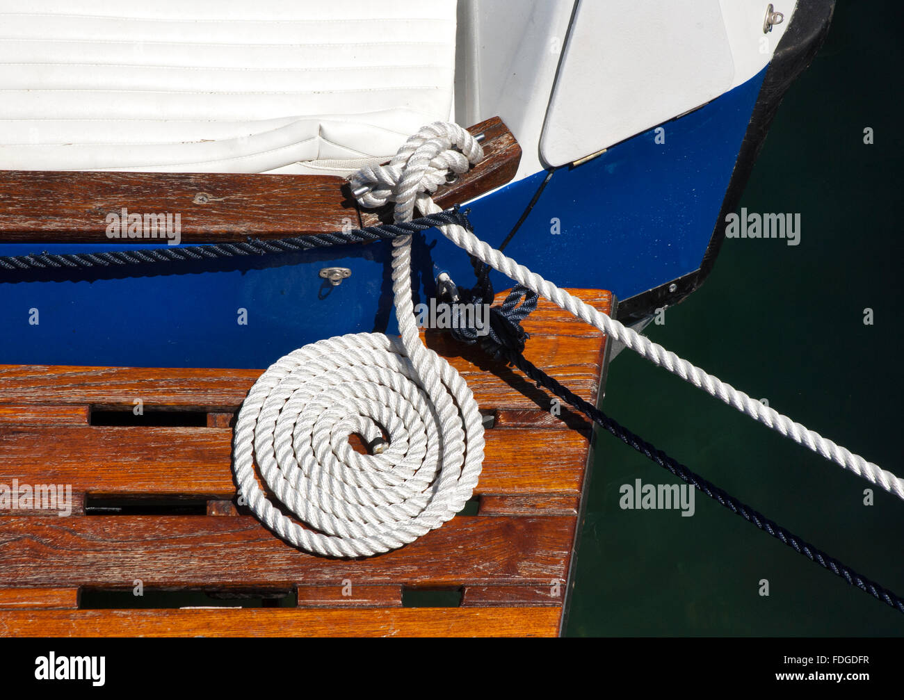 Porto Cervo, Arzachena, Sardinien, Italien/07/2013. Seil an Bord einer Luxus-Yacht vor Anker im Hafen, Costa Smeralda Stockfoto
