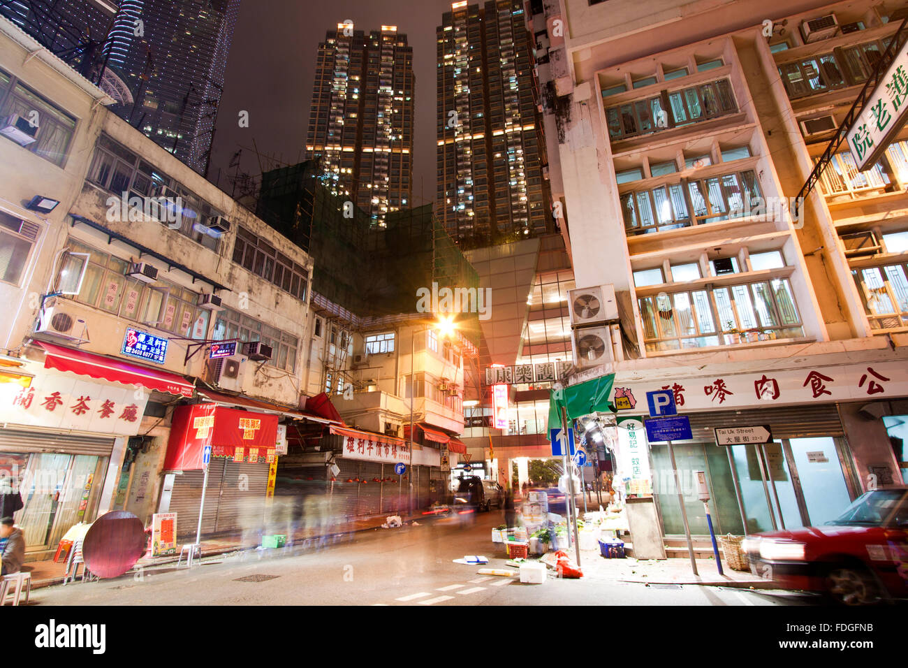 -27 JAN in Hongkong Innenstadt in der Nacht in Tsuen Wan, Hong Kong am 27. Januar 2012. Stockfoto