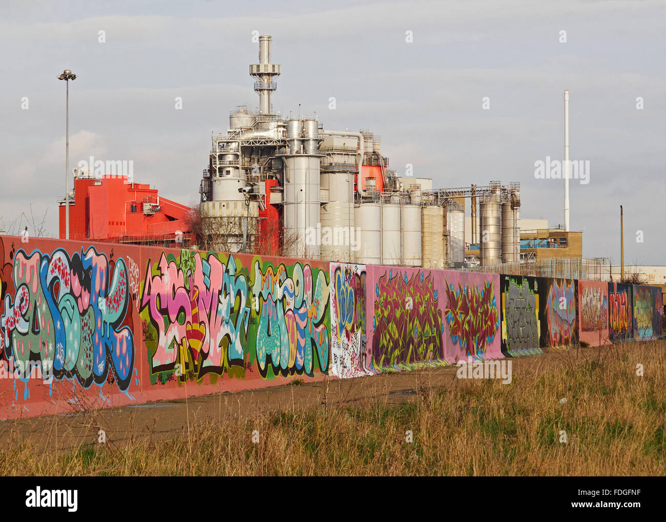 Procter & Gamble Anlage West Thurrock mit Graffiti bedeckt Wand auf der Themse in der Nähe der Dartford crossing Essex Stockfoto
