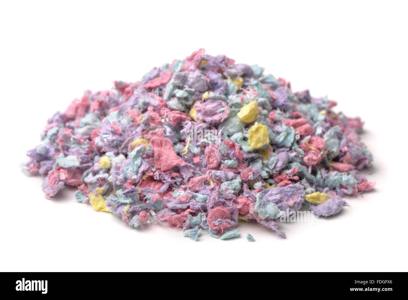 Stapel von Papier Haustier Bettwäsche isoliert auf weiss Stockfoto