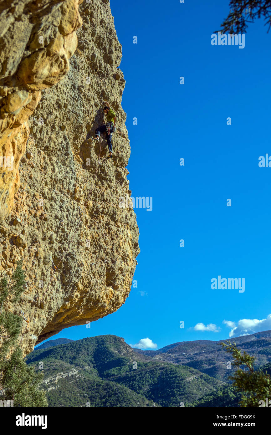 Kletterer auf Klippe Gesicht mit blauem Himmel Stockfoto