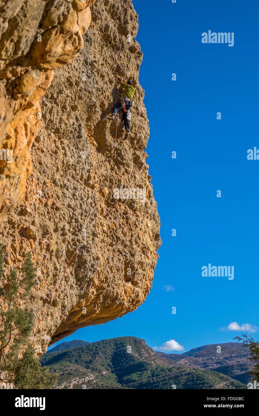 Kletterer auf Klippe Gesicht mit blauem Himmel Stockfoto