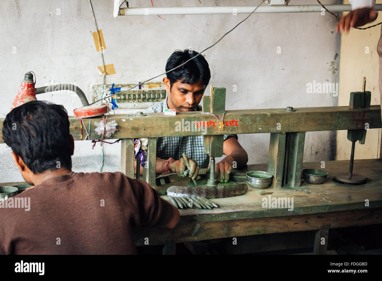 Männer Polieren Edelsteine in Indien Stockfoto
