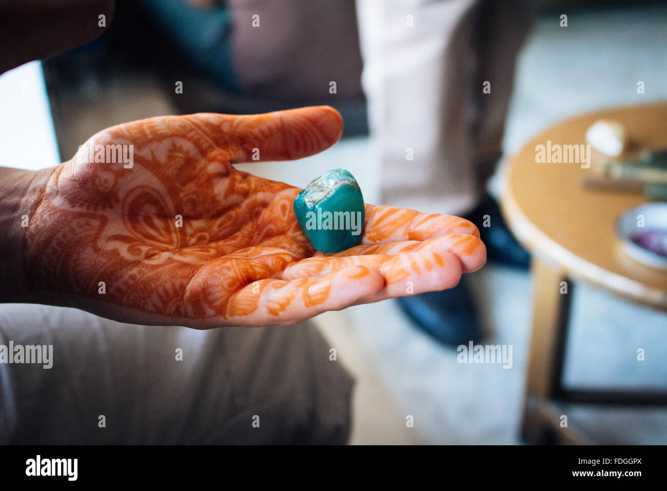 Ungeschliffen halb Edelstein an Henna Hand, Indien Stockfoto