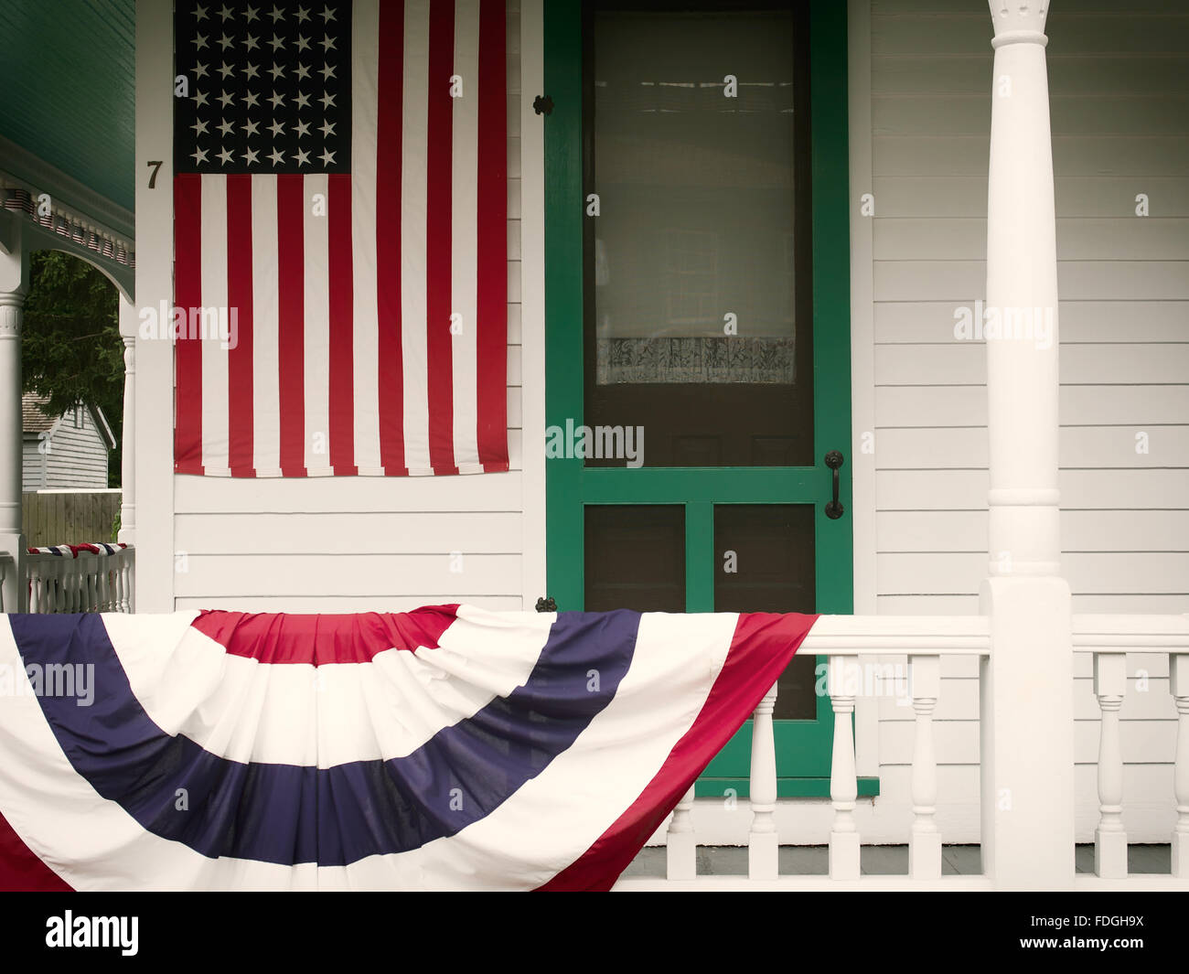 Amerikanische Flaggen schmücken eine Bauernhaus Veranda für Independence Day Stockfoto