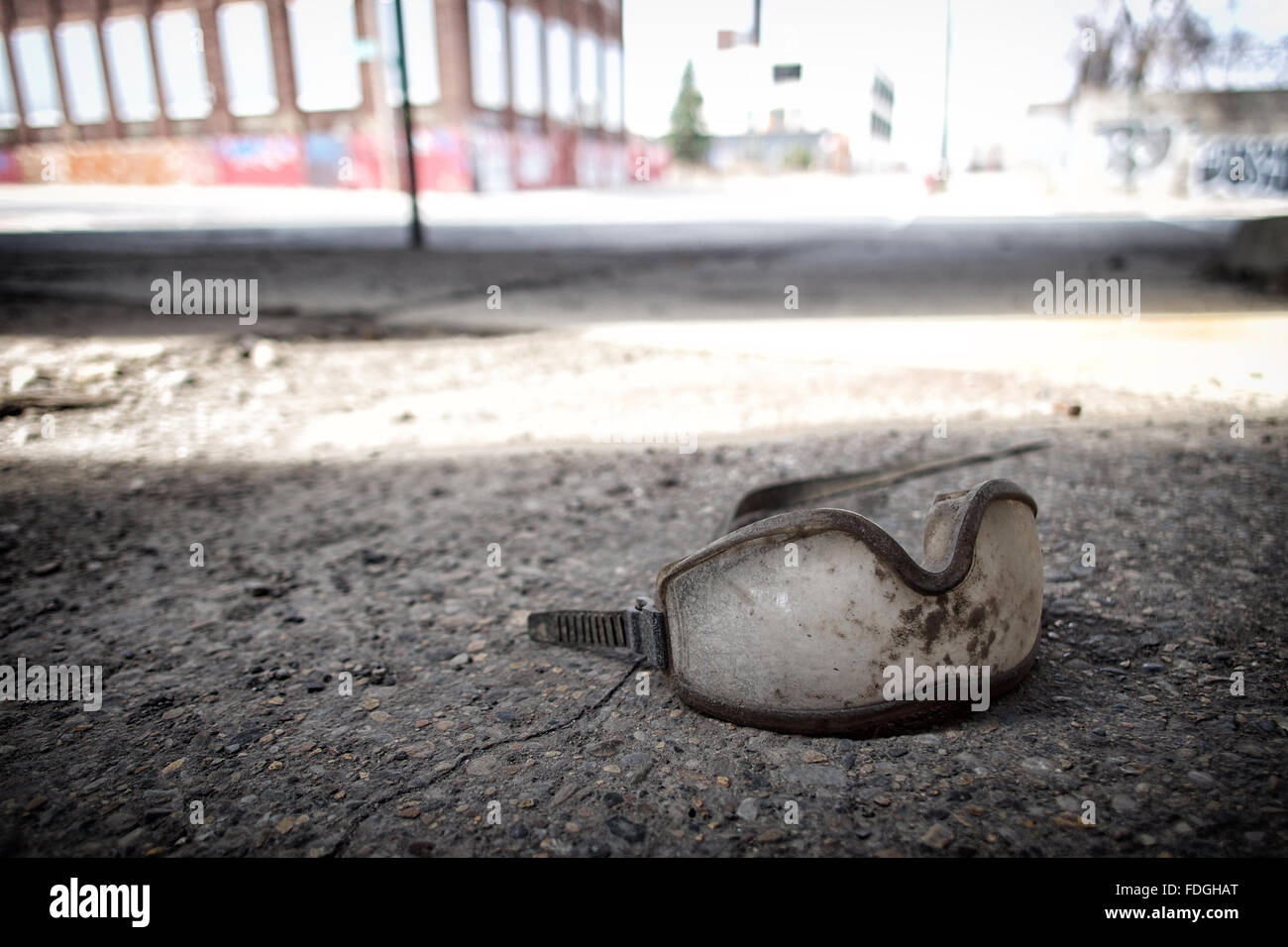 Schutzbrille auf einer städtischen Straße in einem Industriegebiet verworfen Stockfoto
