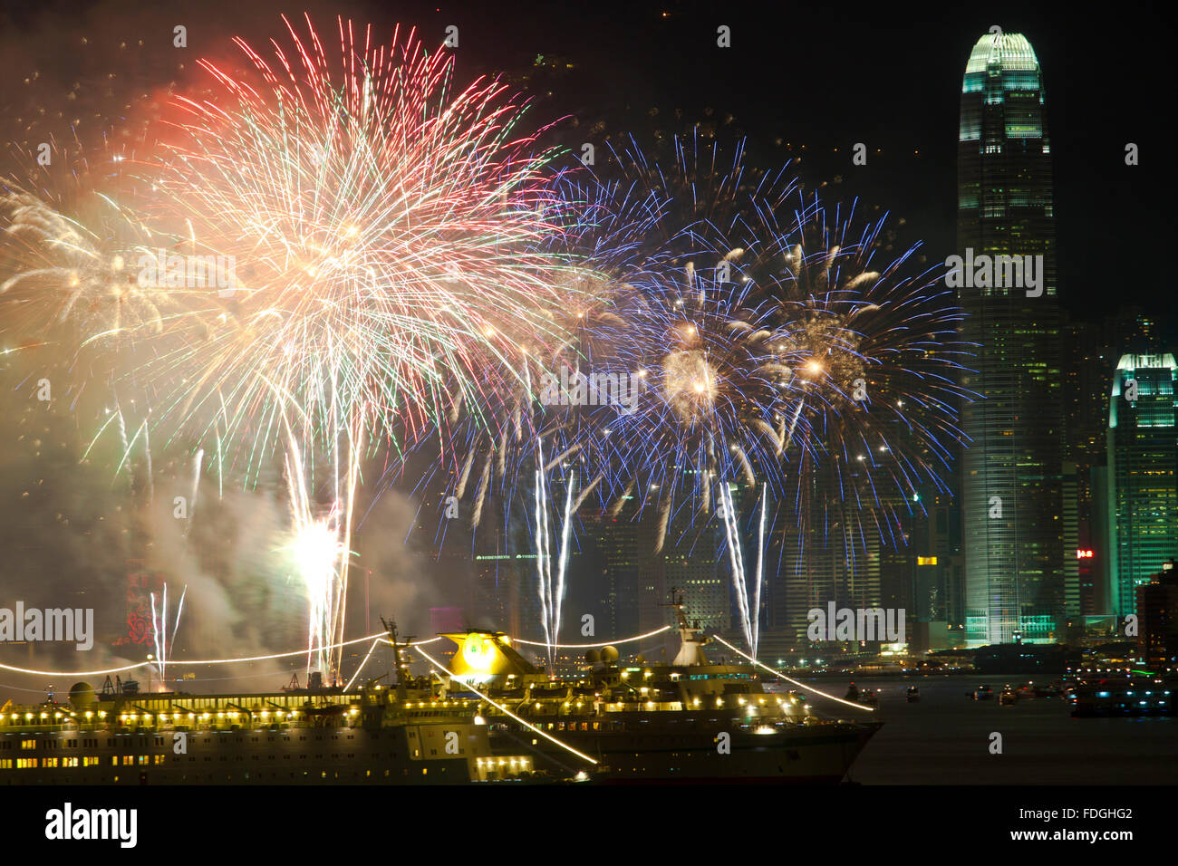 HONG KONG - 24 JAN Lunar New Year Fireworks entlang Victoria Harbour in Hong Kong am 24. Januar 2012. Stockfoto