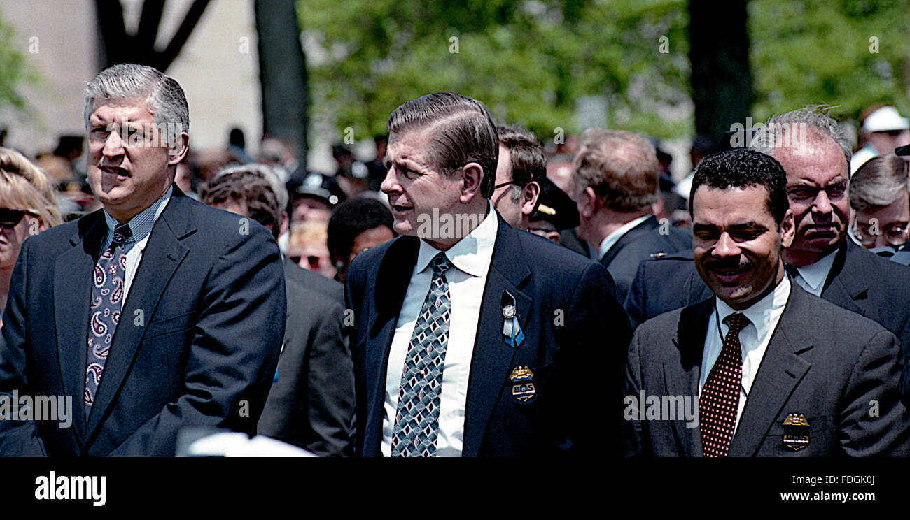 Washington, DC, USA, 15. Mai 1995 Präsident William Clinton besucht das jährliche Polizei-Denkmal auf dem Capitol Hill.  Direktor des USSS Eljay Bowron und ehemaliger Direktor John Magaw bei der Trauerfeier.  Bildnachweis: Mark Reinstein Stockfoto